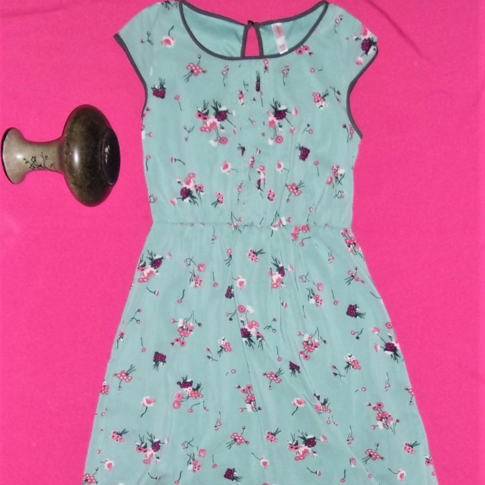 size medium womens casual wear dress pretty  green fun pattern print flowers